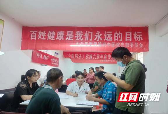 张家界：健康筛查进社区 服务居民零距离